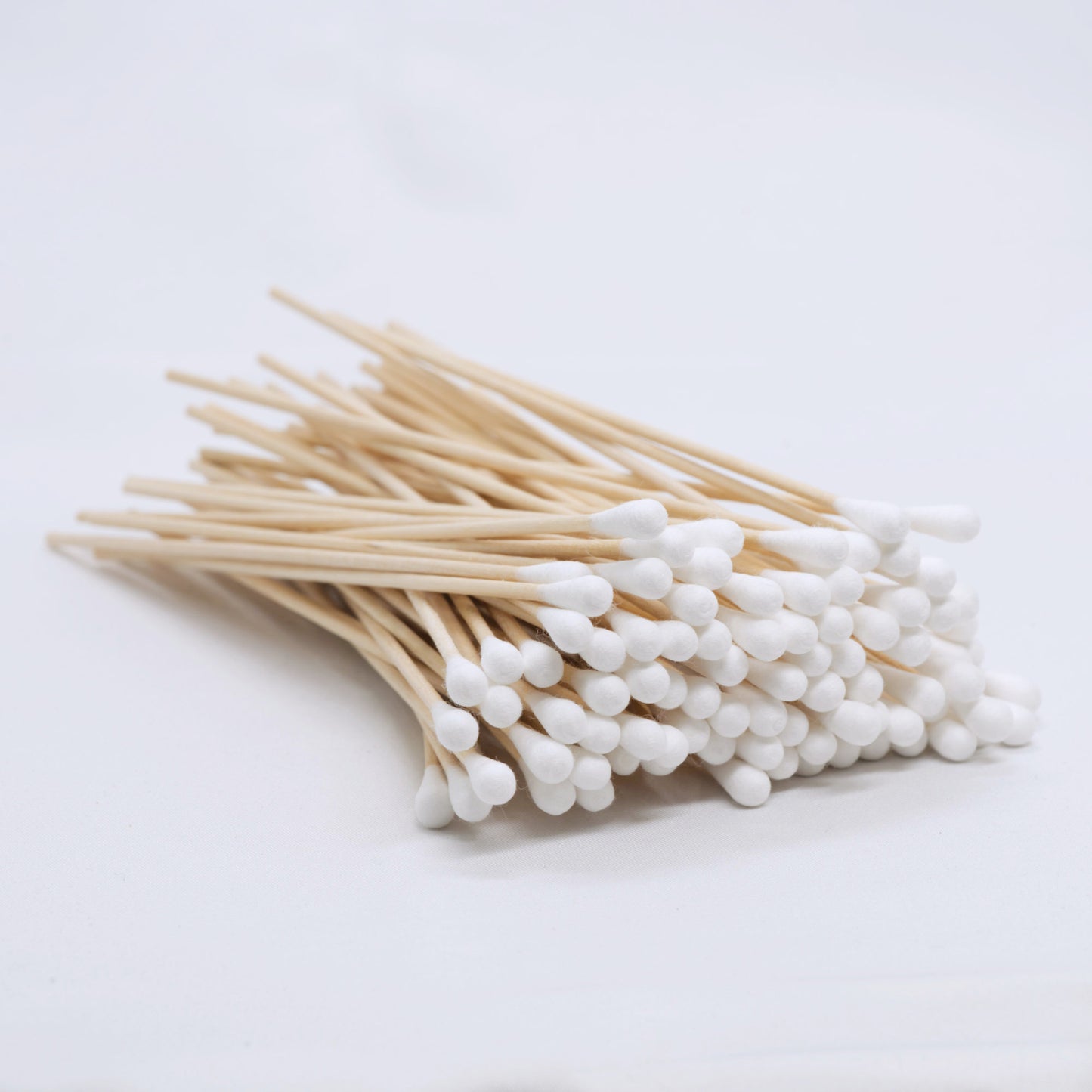 Wattestäbchen mit kleinem Wattekopf