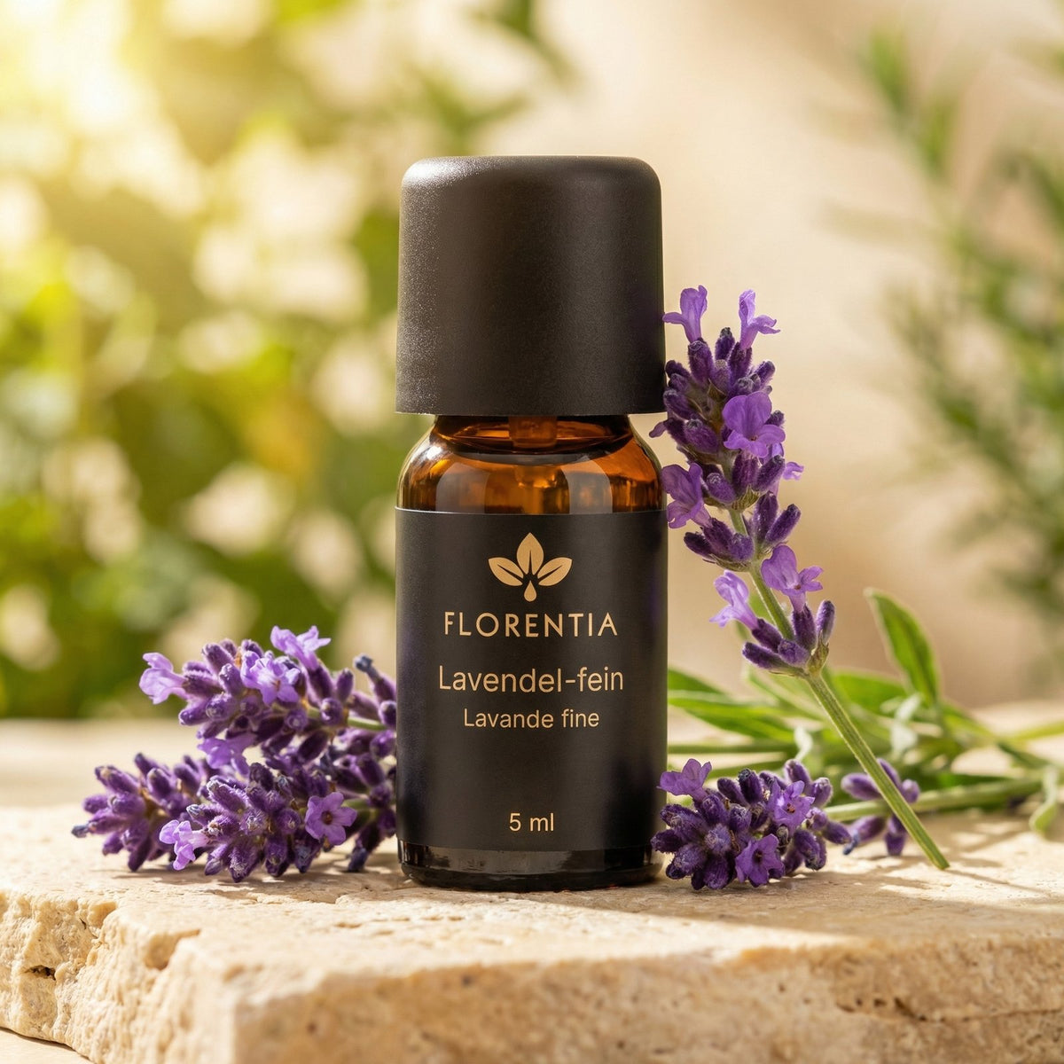 Ätherisches Öl Lavendel-fein von Florentia im 5-ml-Braunglasfläschchen mit frischen Lavendelblüten